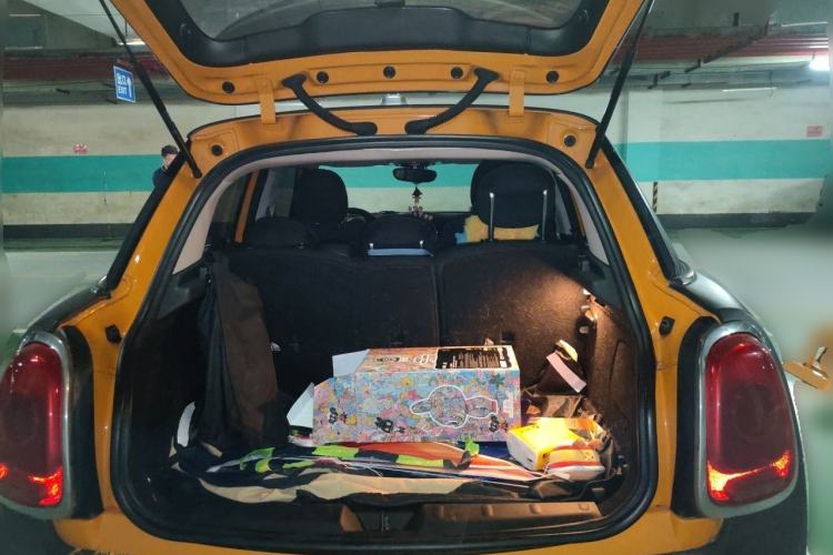 Used MINI 2016 1.5T COOPER Five-Door Edition Trunk
