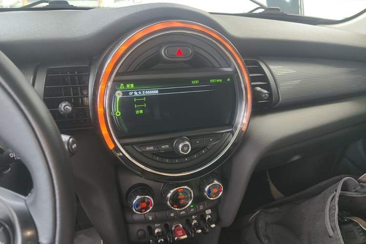 Used MINI 2016 1.5T COOPER Pioneer Edition Five-Door Model Audio And AC Panel