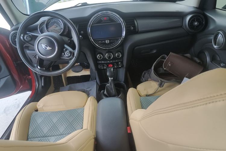Used MINI 2016 1.5T COOPER Pioneer Edition Five-Door Model Center Console