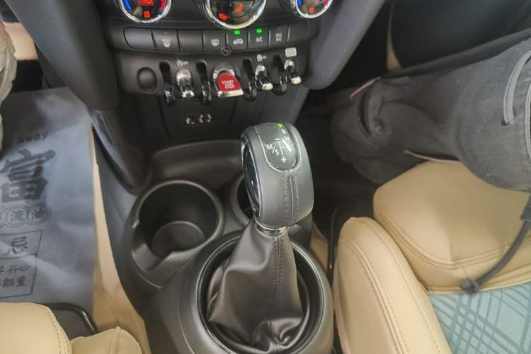 Used MINI 2016 1.5T COOPER Pioneer Edition Five-Door Model Gear Lever