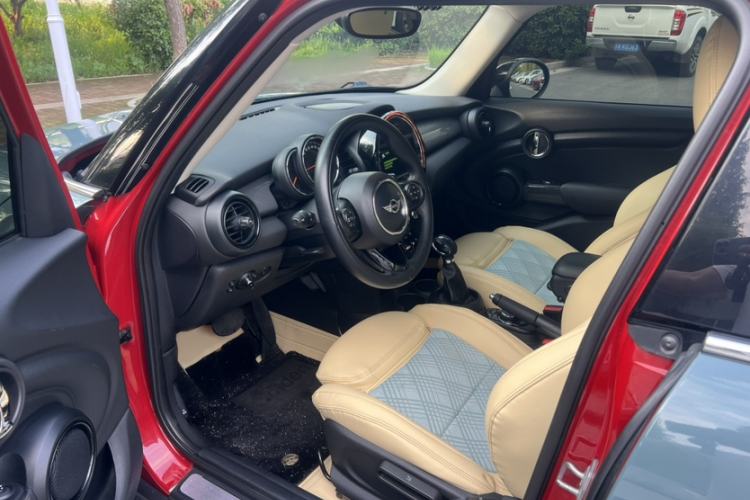 Used MINI 2016 1.5T COOPER Pioneer Edition Five-Door Model Interior 2