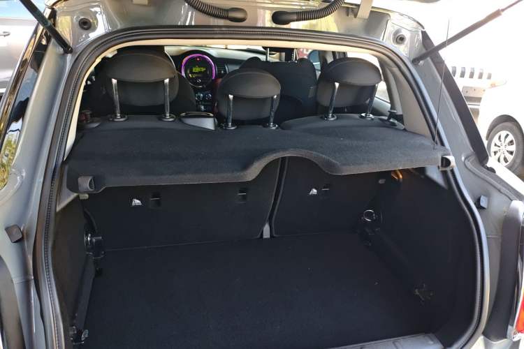 Used MINI 2016 1.5T COOPER Five-Door Edition Trunk
