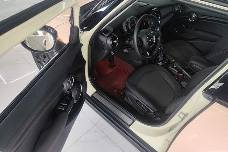 Used MINI 2016 1.2T ONE Pioneer Edition Five-Door Version Driver Seat