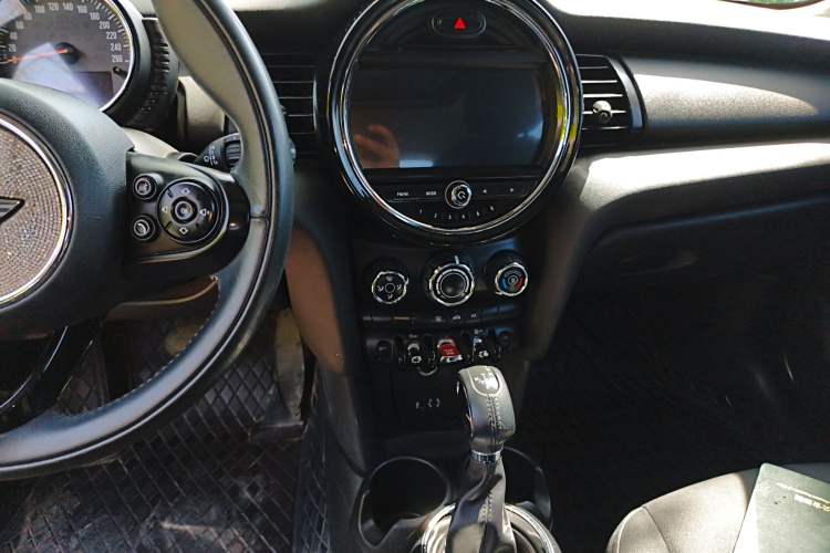 Used MINI 2016 1.2T ONE Pioneer Edition Five-Door Version Audio And AC Panel