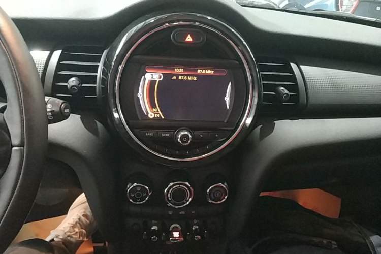 Used MINI 2016 1.5T COOPER Five-Door Edition Audio And AC Panel