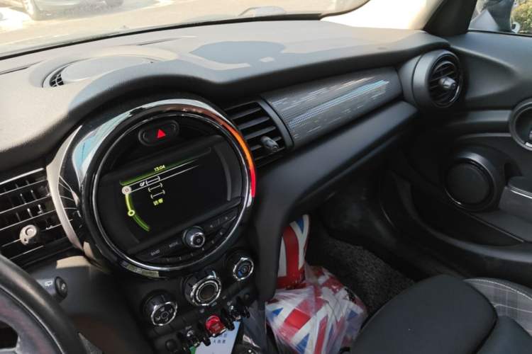 Used MINI 2016 1.5T COOPER Five-Door Edition Audio And AC Panel