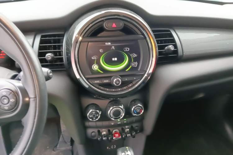 Used MINI 2016 1.5T COOPER Five-Door Edition Audio And AC Panel