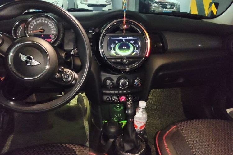 Used MINI 2016 1.5T COOPER Five-Door Edition Center Console