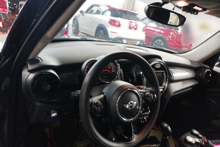 Used MINI 2016 1.5T COOPER Five-Door Edition Center Console