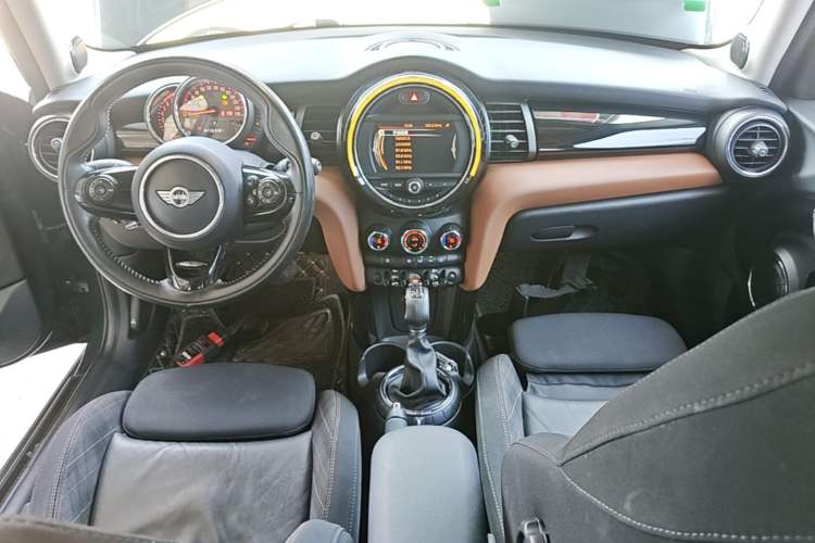 Used MINI 2016 1.5T COOPER SEVEN Five-Door Edition Center Console