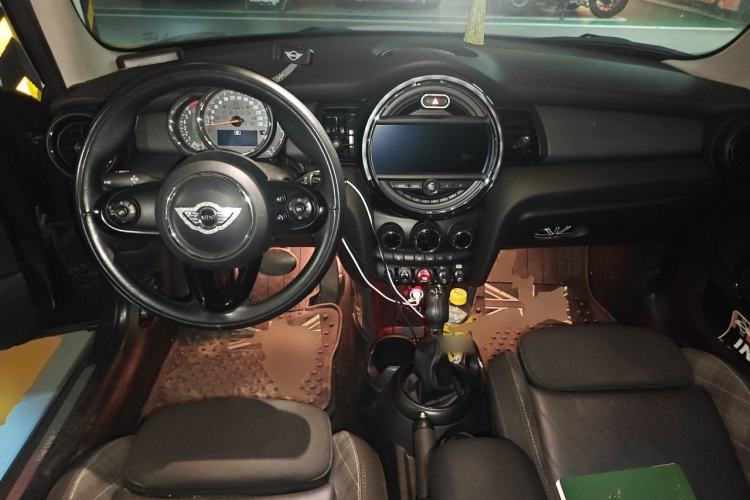 Used MINI 2016 1.5T COOPER Pioneer Edition Five-Door Model Center Console