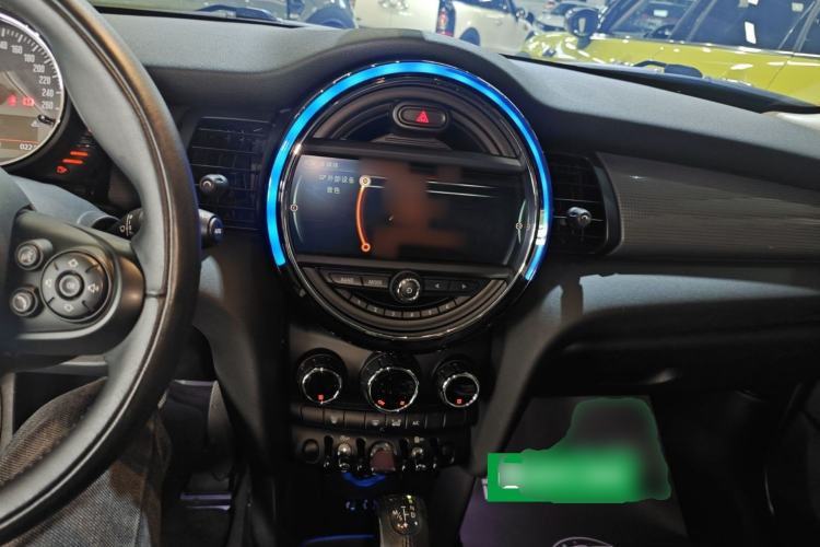 Used MINI 2016 1.5T COOPER Pioneer Edition Five-Door Model Center Console