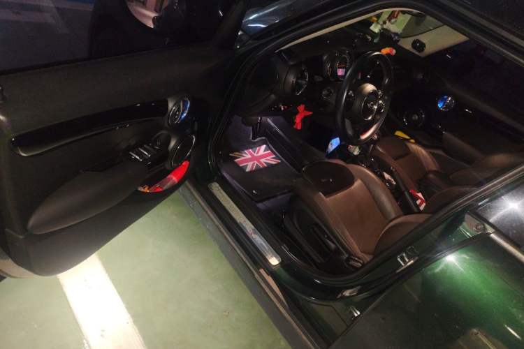 Used MINI 2016 2.0T COOPER S Pioneer Edition Five-Door Model Driver Seat