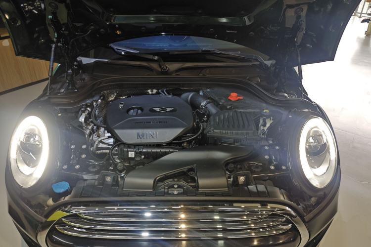 Used MINI 2016 1.5T COOPER Pioneer Edition Five-Door Model Engine Bay