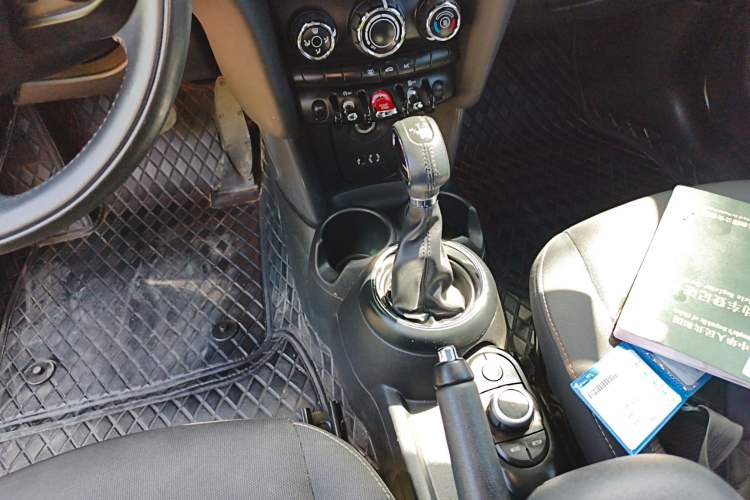 Used MINI 2016 1.2T ONE Pioneer Edition Five-Door Version Gear Lever