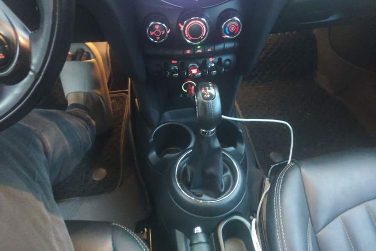 Used MINI 2016 1.2T ONE Pioneer Edition Gear Lever