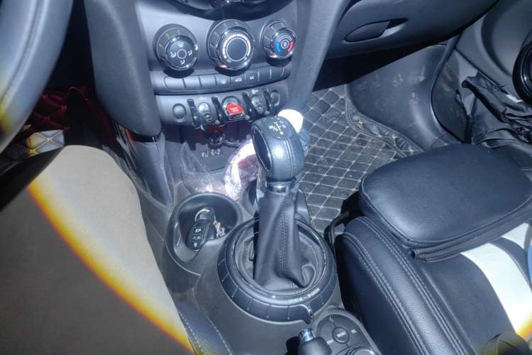Used MINI 2016 1.5T COOPER Five-Door Edition Gear Lever