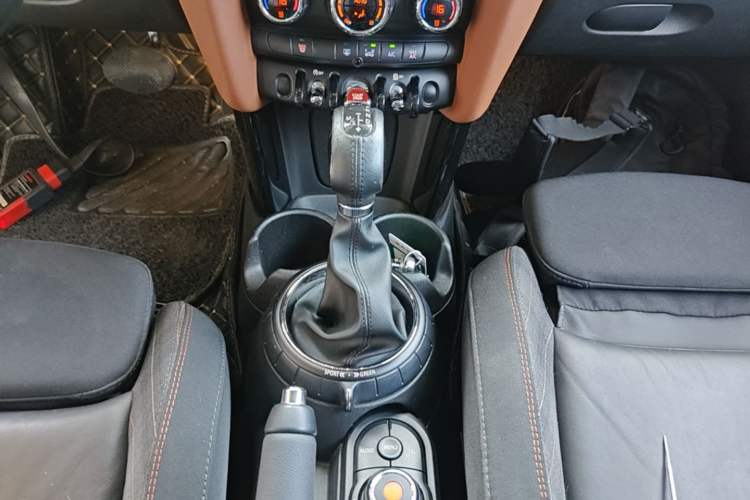 Used MINI 2016 1.5T COOPER SEVEN Five-Door Edition Gear Lever