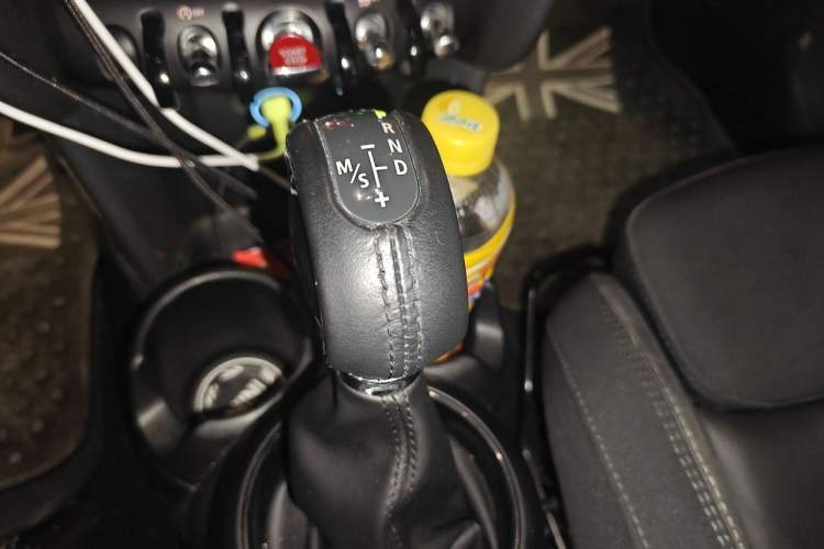 Used MINI 2016 1.5T COOPER Pioneer Edition Five-Door Model Gear Lever