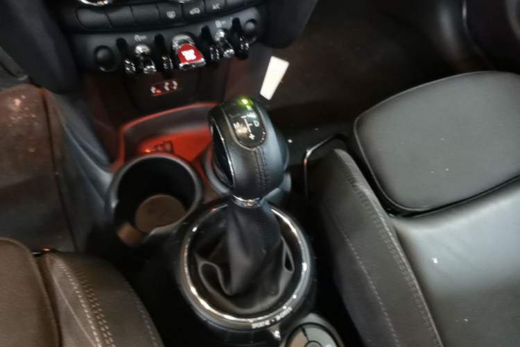 Used MINI 2016 1.5T COOPER Five-Door Edition Gear Lever