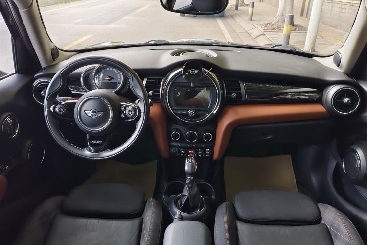 Used MINI 2016 1.5T COOPER SEVEN Five-Door Edition Interior 1