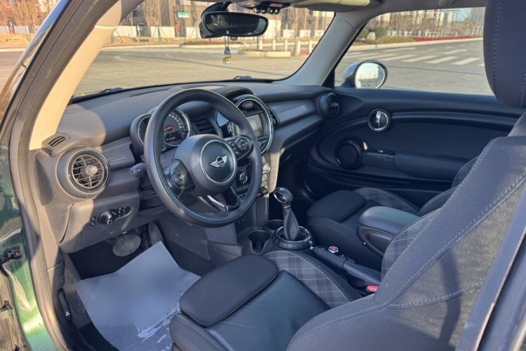 Used MINI 2016 1.5T COOPER Interior 10