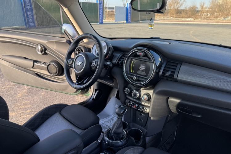 Used MINI 2016 1.5T COOPER Interior 2
