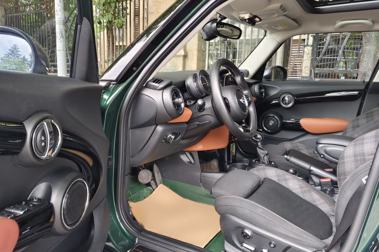 Used MINI 2016 1.5T COOPER SEVEN Five-Door Edition Interior 2