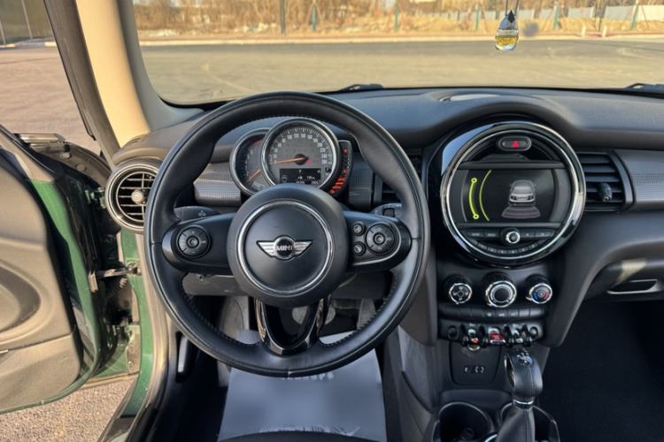 Used MINI 2016 1.5T COOPER Interior 3