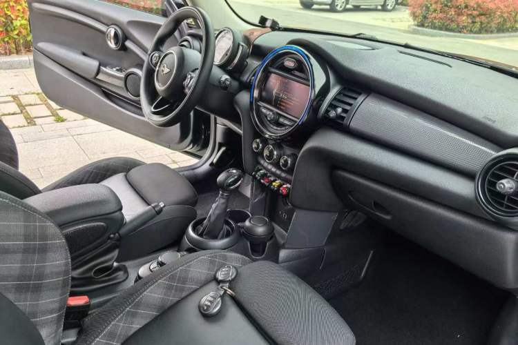 Used MINI 2016 1.5T COOPER Avant-Garde Interior 3