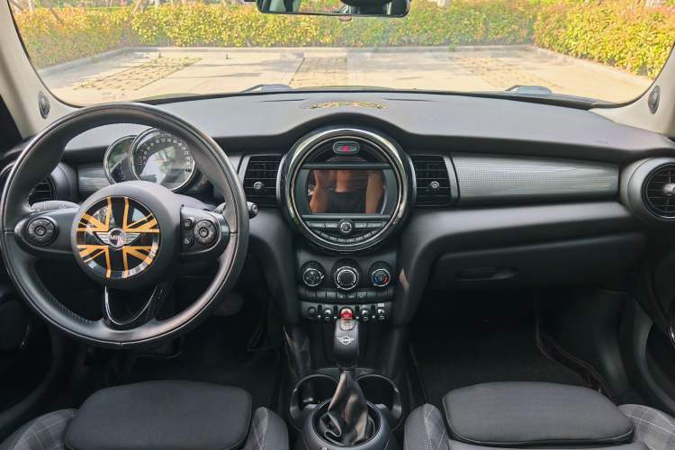 Used MINI 2016 1.5T COOPER Five-Door Edition Interior 3