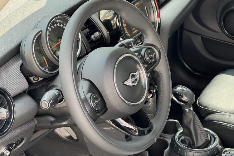 Used MINI 2016 1.5T COOPER Five-Door Edition Interior 3