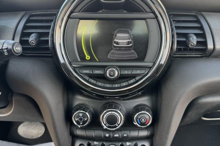 Used MINI 2016 1.5T COOPER Interior 4