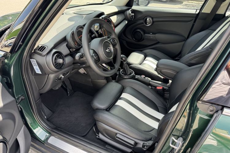 Used MINI 2016 1.5T COOPER Five-Door Edition Interior 4