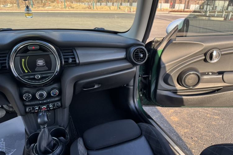 Used MINI 2016 1.5T COOPER Interior 6