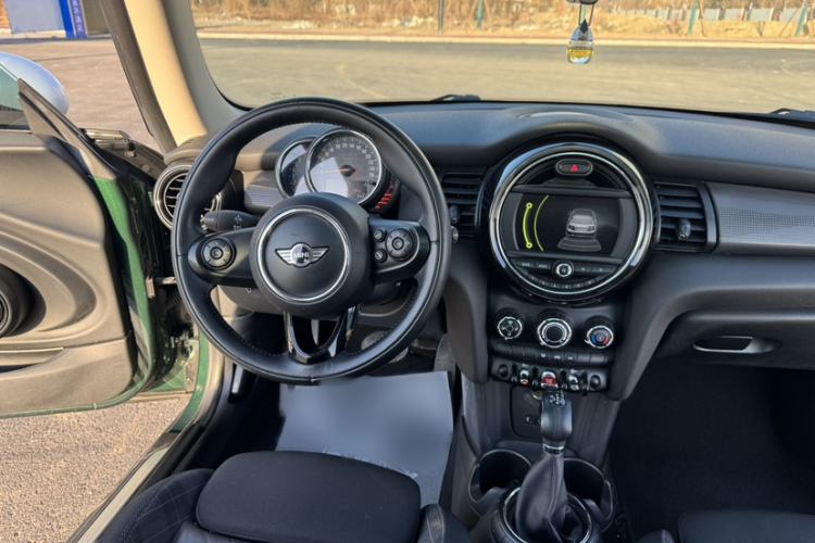 Used MINI 2016 1.5T COOPER Interior 9
