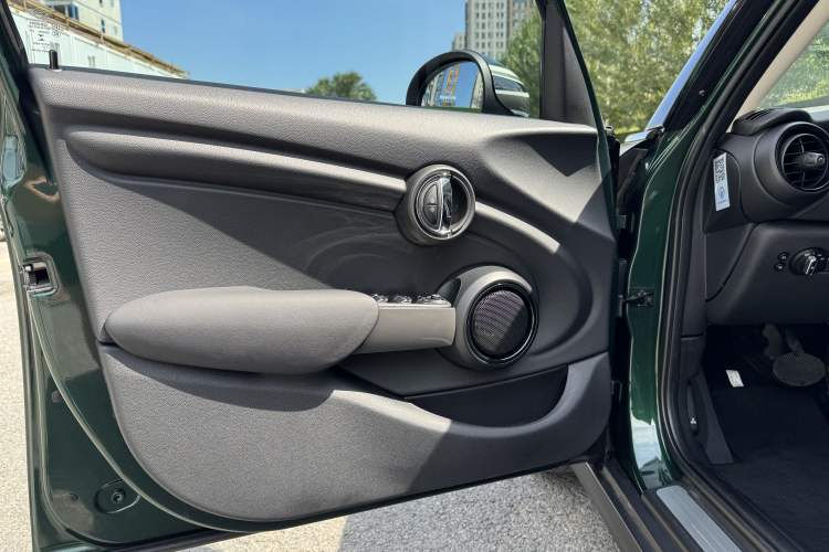 Used MINI 2016 1.5T COOPER Five-Door Edition Interior 9