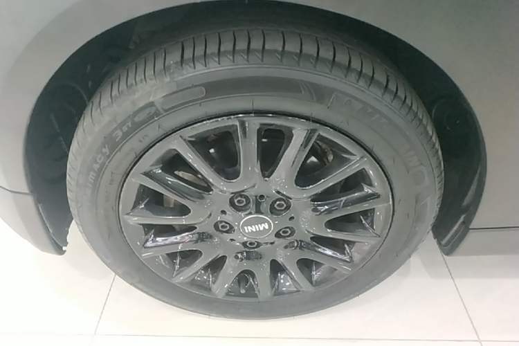 Used MINI 2016 1.2T ONE Pioneer Edition Five-Door Version Left Front Wheel Hub