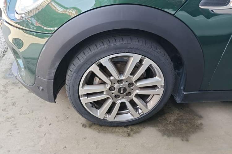 Used MINI 2016 1.5T COOPER SEVEN Five-Door Edition Left Front Wheel Hub