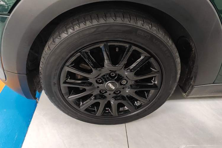 Used MINI 2016 1.5T COOPER Five-Door Edition Left Front Wheel Hub