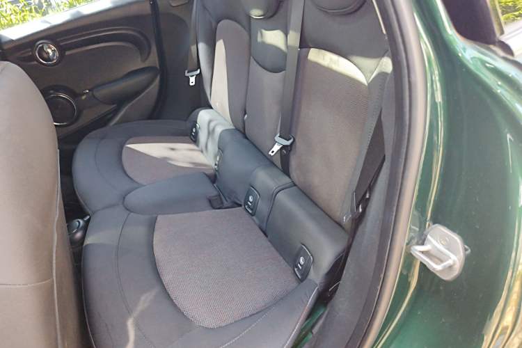 Used MINI 2016 1.2T ONE Pioneer Edition Five-Door Version Left Rear Seat