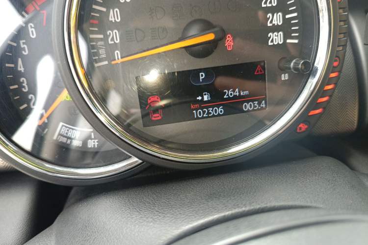 Used MINI 2016 1.5T COOPER Performance Edition Odometer Close Up