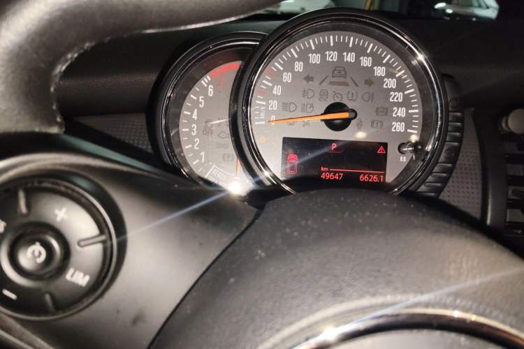 Used MINI 2016 1.5T COOPER Five-Door Edition Odometer Close Up