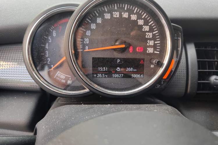 Used MINI 2016 1.5T COOPER Five-Door Edition Odometer Close Up