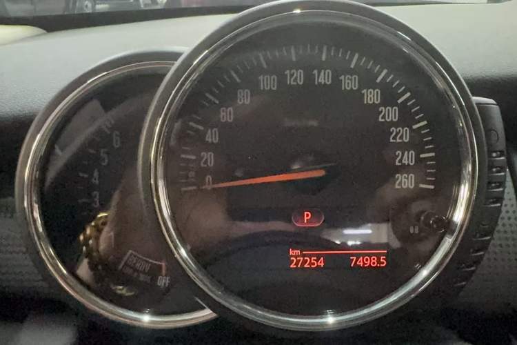 Used MINI 2016 1.5T COOPER Five-Door Edition Odometer Close Up