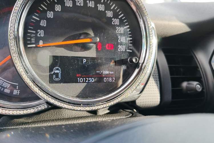 Used MINI 2016 1.5T COOPER Five-Door Edition Odometer Close Up