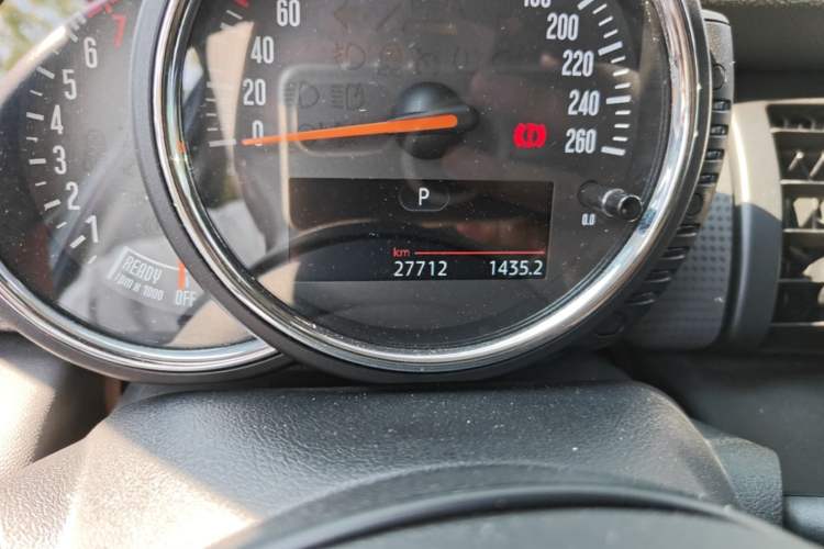 Used MINI 2016 1.5T COOPER Five-Door Edition Odometer Close Up