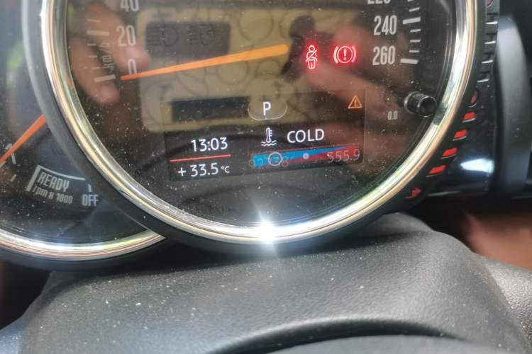 Used MINI 2016 1.5T COOPER SEVEN Odometer Close Up