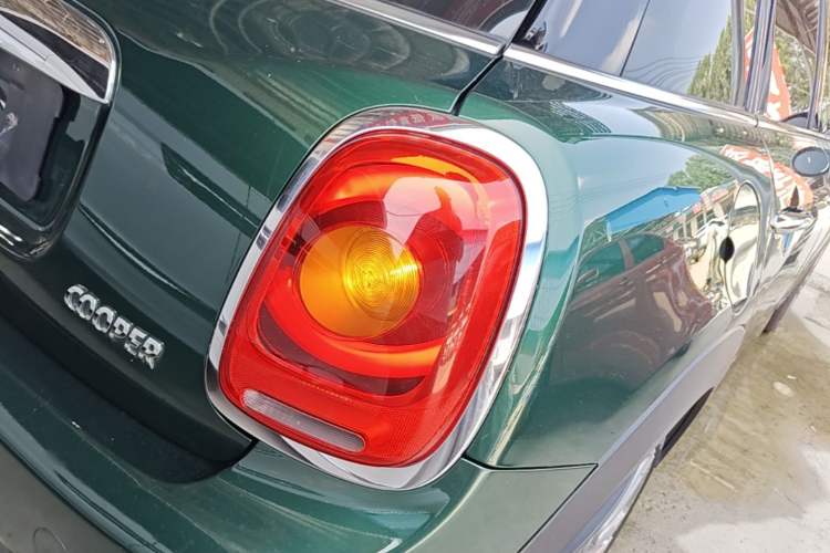 Used MINI 2016 1.5T COOPER SEVEN Five-Door Edition Right Rear Taillight