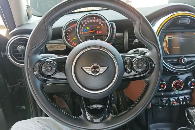 Used MINI 2016 1.5T COOPER SEVEN Five-Door Edition Steering Wheel